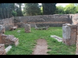 00081 ostia - necropoli della via ostiense (porta romana necropolis) - utilitarian structure a15 - suedseite - li laden - re vestibulum - links von der decumanus maximus.jpg